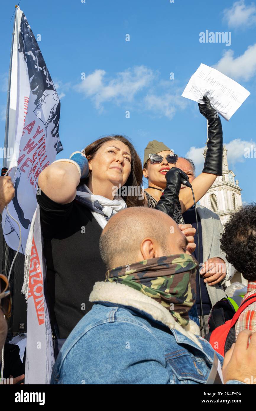 Londra, Inghilterra, Regno Unito 01/10/2022 migliaia di persone si riuniscono a Trafalgar Square per protestare contro la violazione dei diritti umani da parte dei governi iraniani a seguito della morte di Mahsa Amini Foto Stock