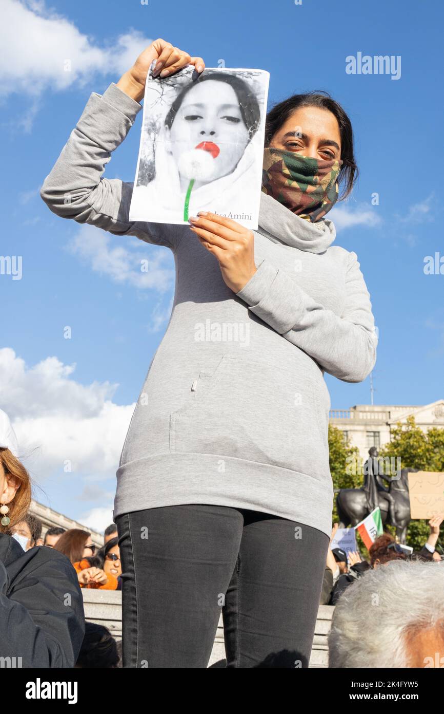 Londra, Inghilterra, Regno Unito 01/10/2022 migliaia di persone si riuniscono a Trafalgar Square per protestare contro la violazione dei diritti umani da parte dei governi iraniani a seguito della morte di Mahsa Amini Foto Stock