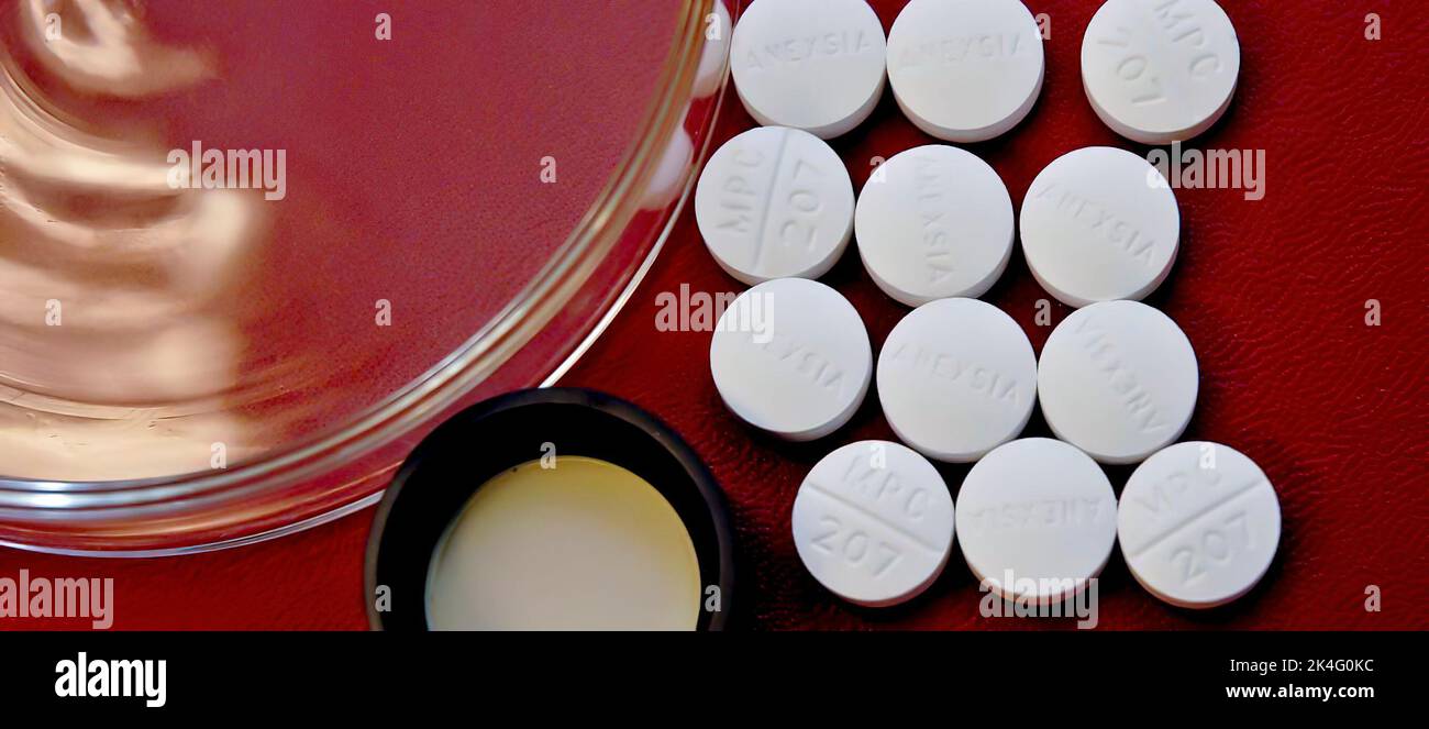 Compresse contraffatte di idrocodone sequestrate durante un affare di droga Foto Stock