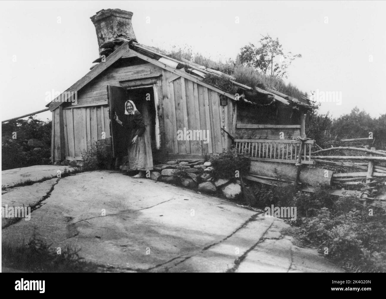 Backstuga a Linnabacken, Bälstorp, parrocchia di Torsås, Småland. La donna nella foto aveva 82 anni e aveva vissuto nel cottage da quando si era sposata all'età di 22 anni. Nordico Foto Stock