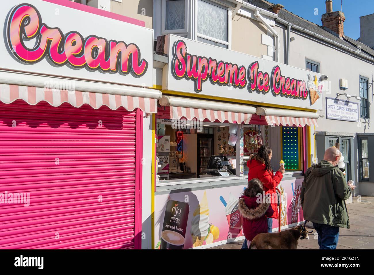 La gente ottiene il gelato in una strada popolare nella città marittima di Seaton Carew, Regno Unito. Foto Stock