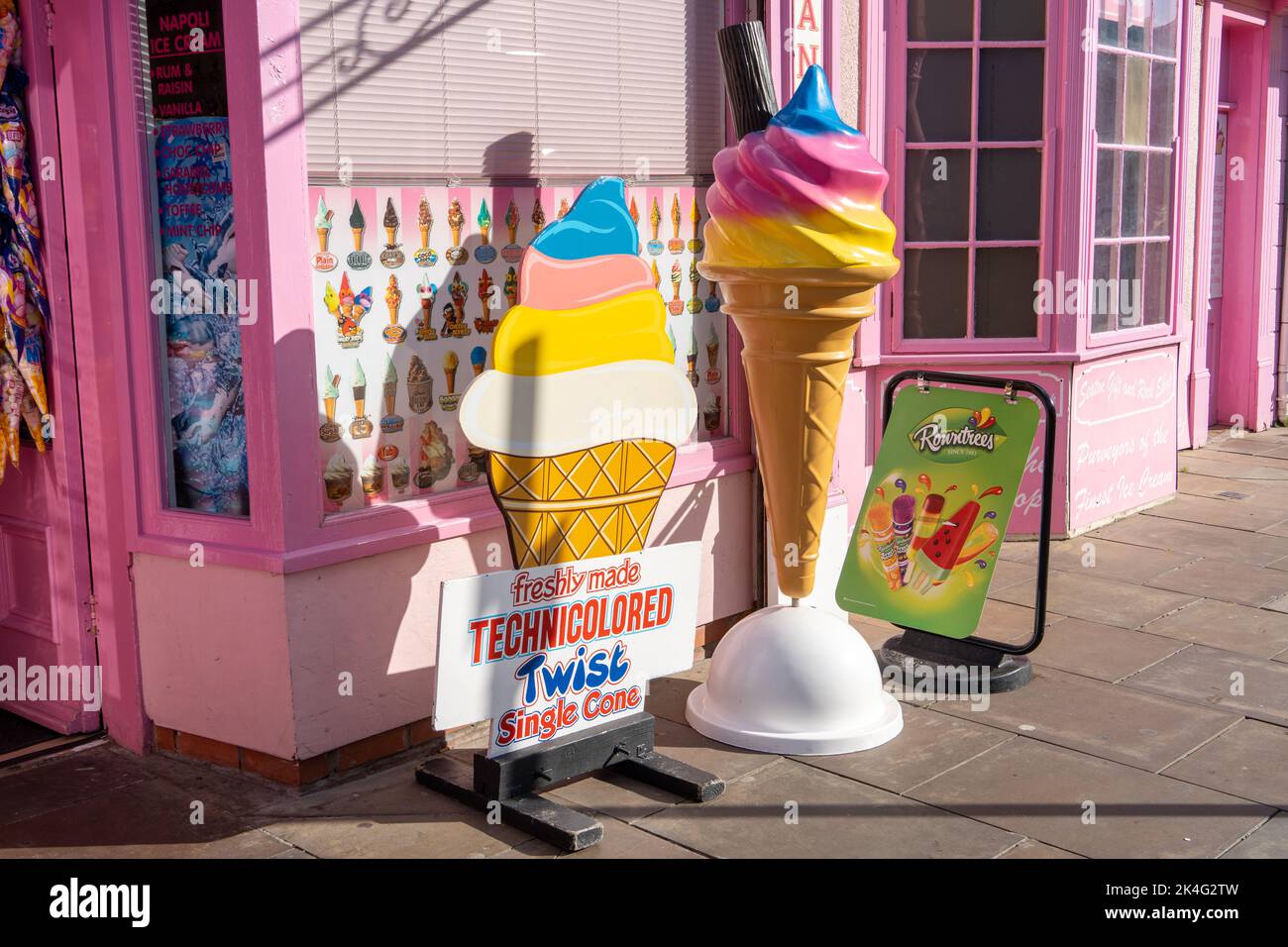 Materiale pubblicitario al di fuori di un negozio di mare a Seaton Carew, Regno Unito per un Twist Technicolored di gelati e sorbetti. Foto Stock