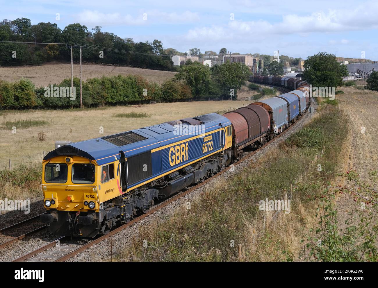 Treno merci del Regno Unito trainato da una locomotiva diesel Foto Stock