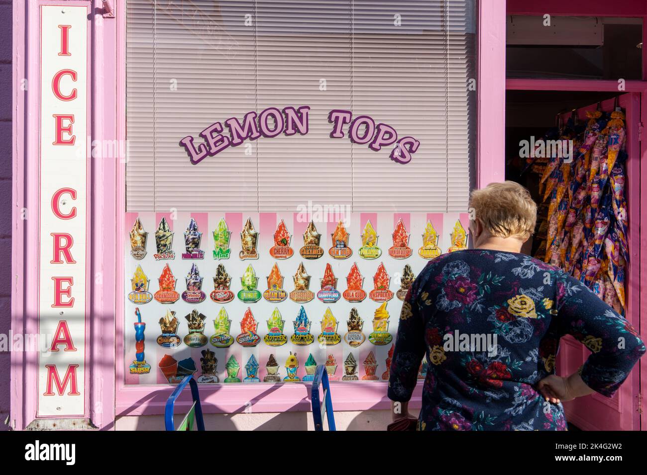 Persone in coda per un gelato in una strada popolare nella città di mare di Seaton Carew, Regno Unito. Foto Stock