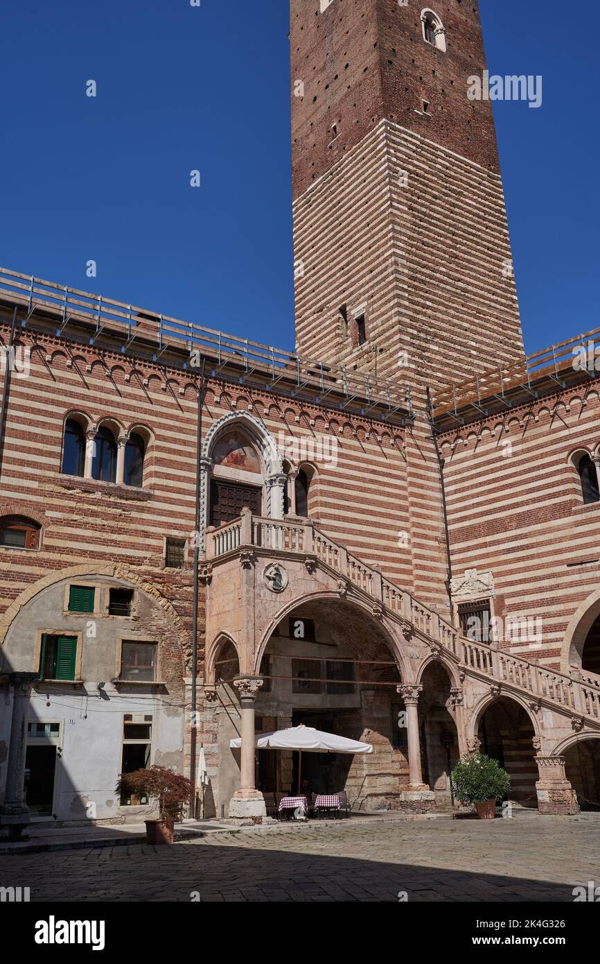 Verona, Italia - 13 luglio 2022 - il Palazzo della ragione a Verona in un soleggiato pomeriggio estivo Foto Stock