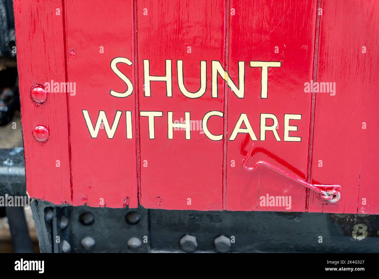 Un cartello su uno storico treno avverte i lavoratori di "Shunt with Care" al museo della locomozione a Shildon, contea di Durham, Regno Unito Foto Stock