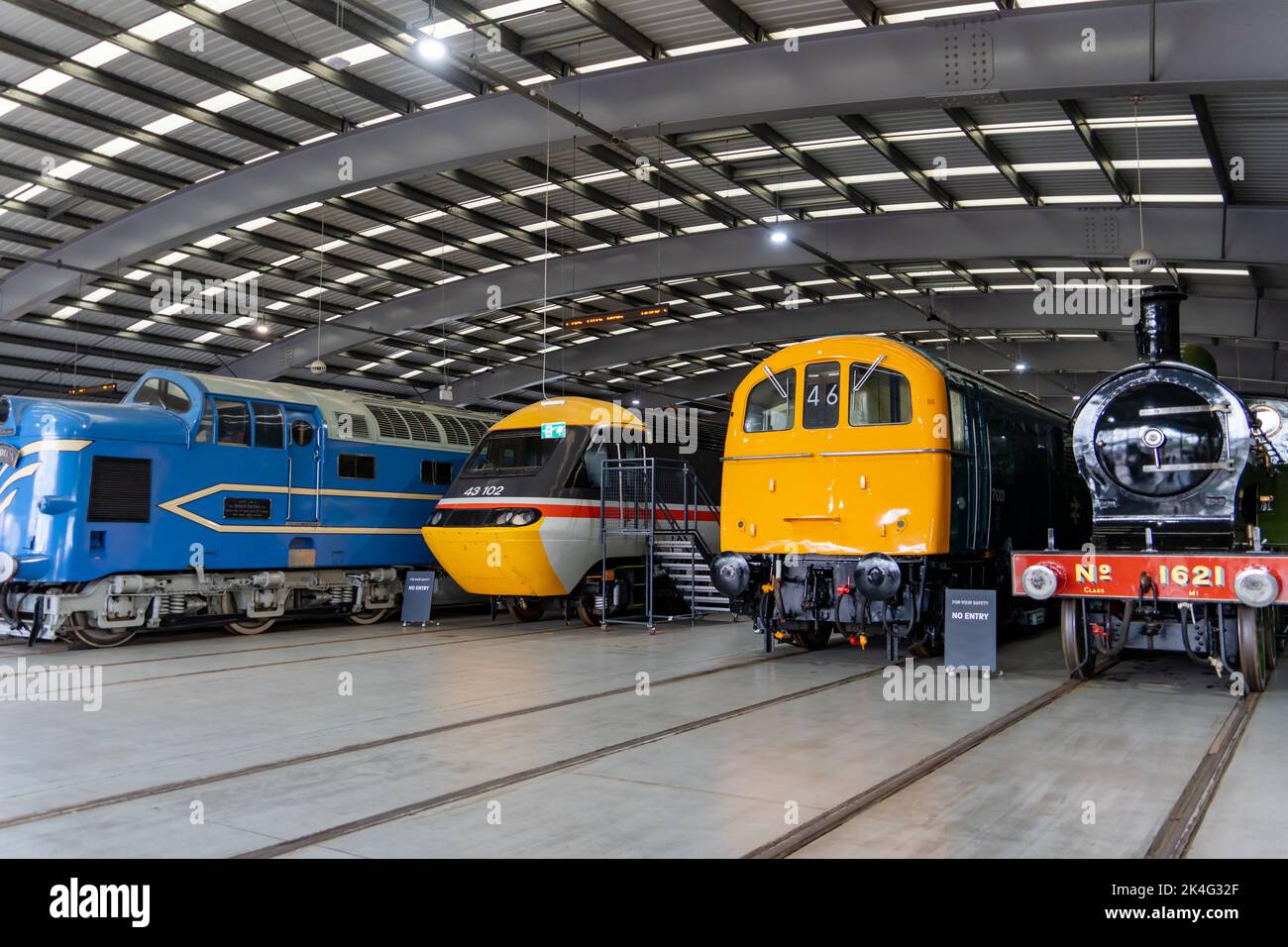 Una varietà di treni storici in mostra al museo della locomozione a Shildon, contea di Durham, Regno Unito. Foto Stock