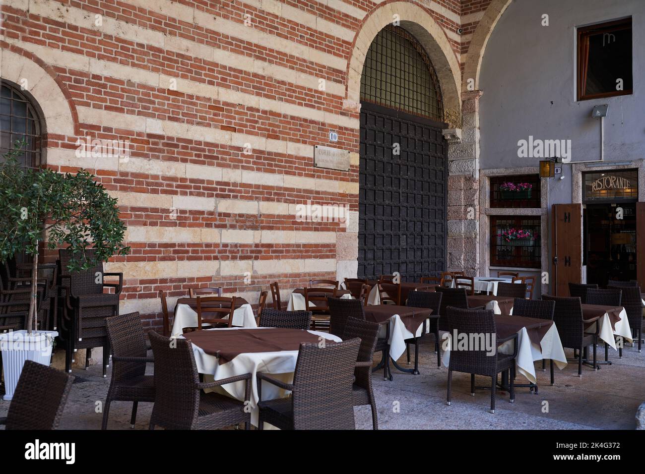 Verona, Italia - 13 luglio 2022 - il Palazzo della ragione a Verona in un soleggiato pomeriggio estivo Foto Stock