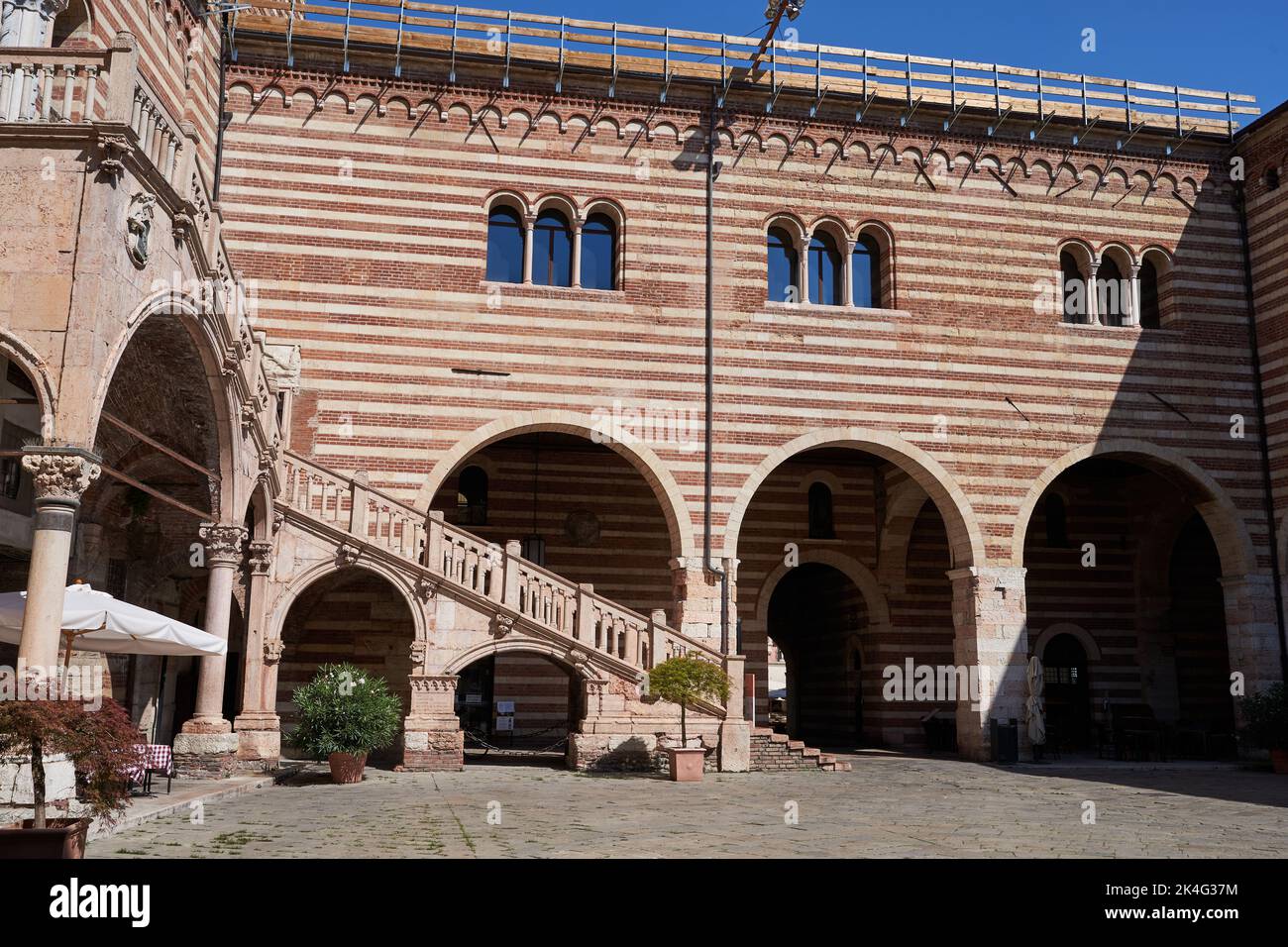 Verona, Italia - 13 luglio 2022 - il Palazzo della ragione a Verona in un soleggiato pomeriggio estivo Foto Stock