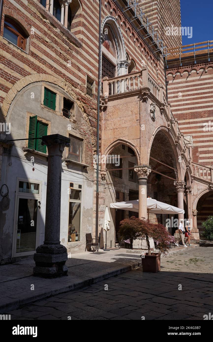 Verona, Italia - 13 luglio 2022 - il Palazzo della ragione a Verona in un soleggiato pomeriggio estivo Foto Stock