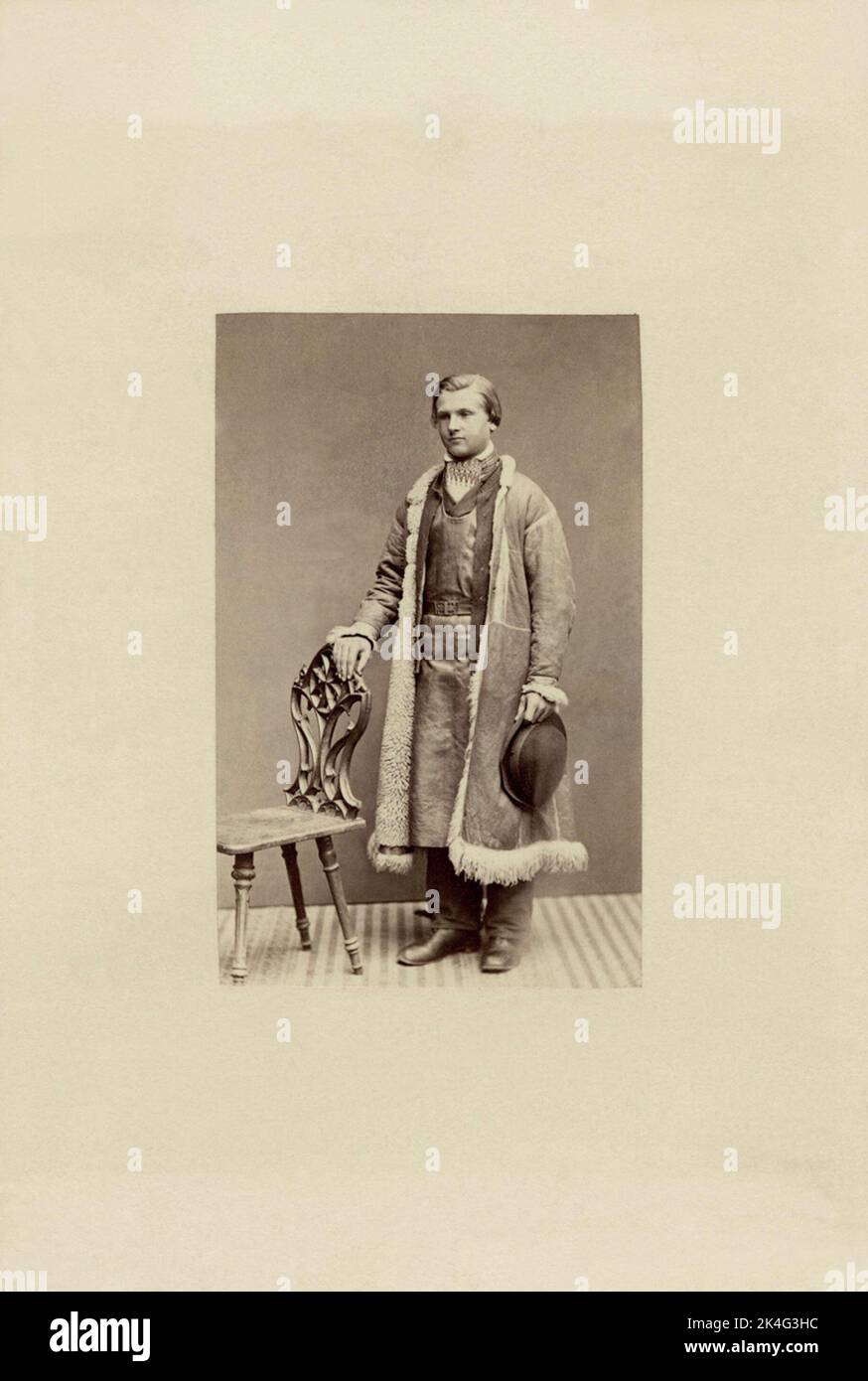 Un giovane uomo posa in un lungo cappotto di pelle e grembiule di pelle di Dalarna. Nordico Foto Stock