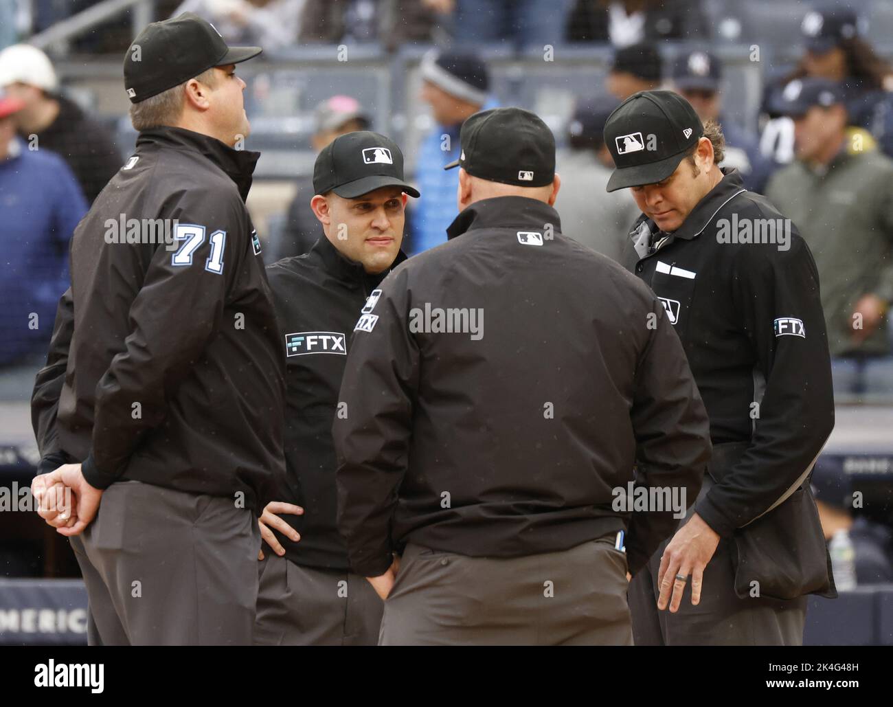 New York City, Stati Uniti. 02nd Ott 2022. Gli umpires si riuniscono prima dell'inizio della partita tra i New York Yankees e i Baltimore Orioles allo Yankee Stadium di New York City domenica 2 ottobre 2022. Credit: UPI/Alamy Live News Foto Stock