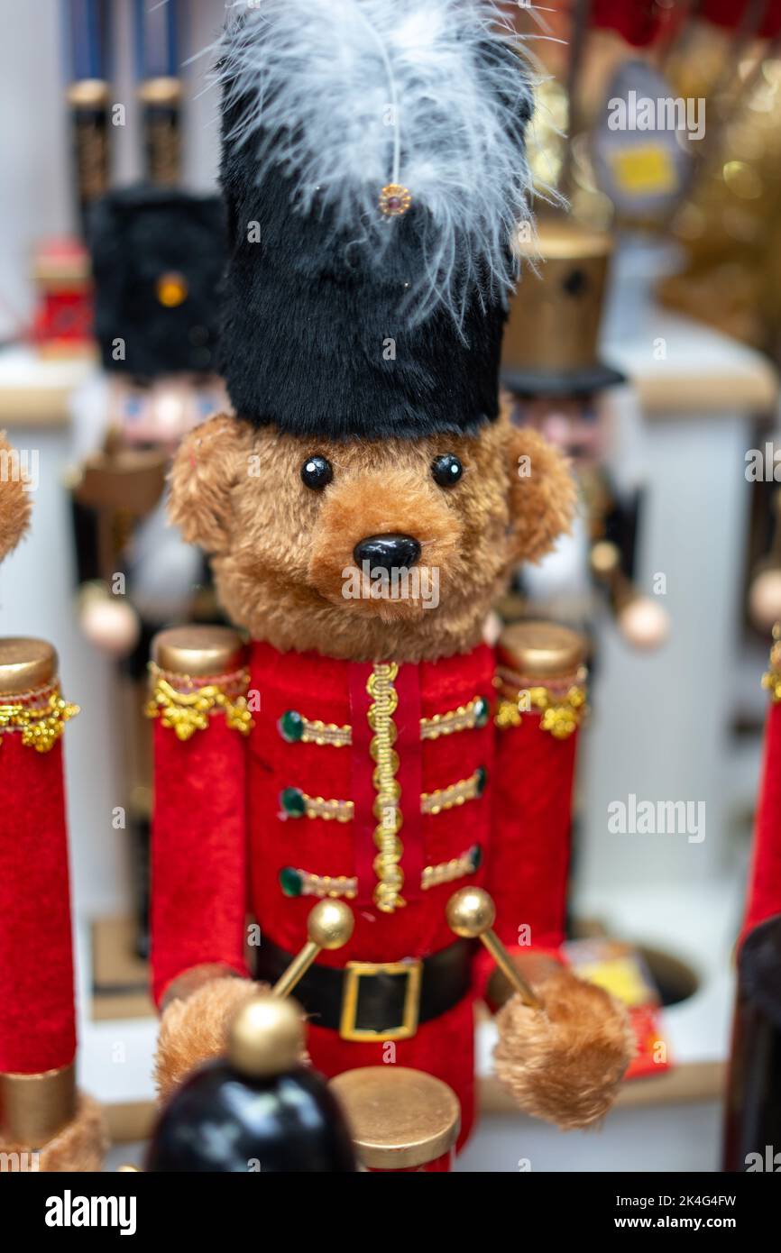 Batterista Christmas Teddy Bear in uniforme militare e cappello con cappuccio in piuma Foto Stock