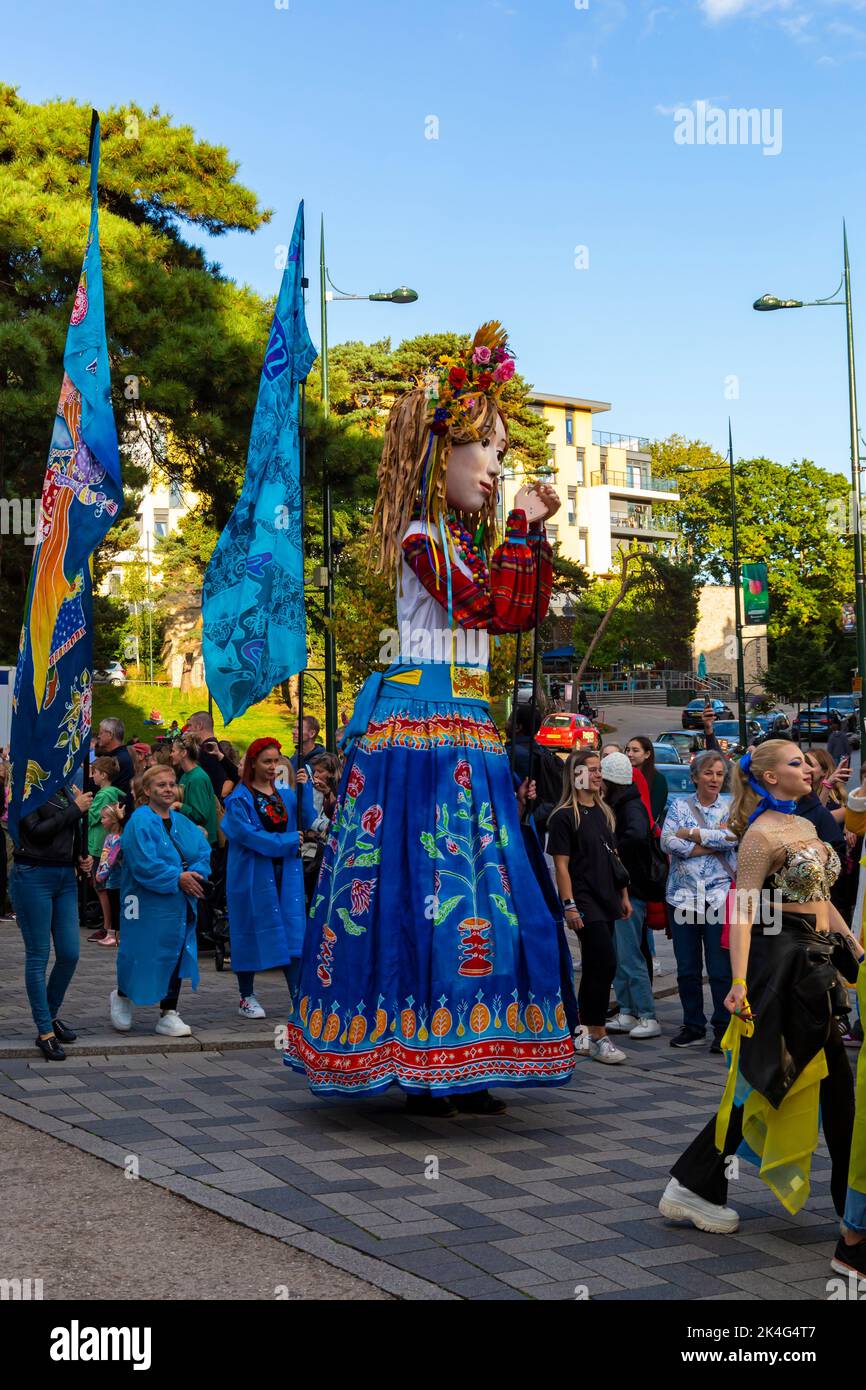 Bournemouth, Dorset UK. 2nd ottobre 2022. La parata del festival Carnival by the Sea, si svolge nell'ambito del Festival Arts by the Sea, con oltre 250 artisti della comunità. Con burattini giganti, favolosi costumi di Carnevale, brividi funky, bandiere colorate e coreografia di danza ad alta energia, un meraviglioso finale per il fine settimana del festival, come la folla si esibire per guardare la sfilata che si snodano attraverso le strade e i giardini del centro di Bournemouth. Credit: Carolyn Jenkins/Alamy Live News Foto Stock