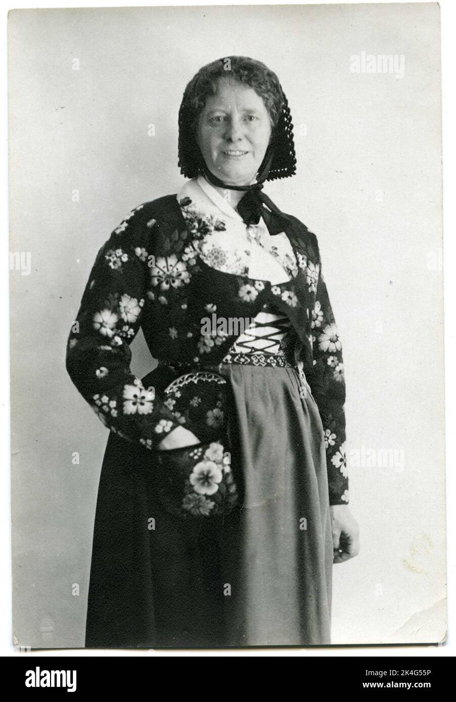 Louise Hagberg (1868-1944), amanuens al Museo nordico indossando un costume nazionale. Nordico Foto Stock