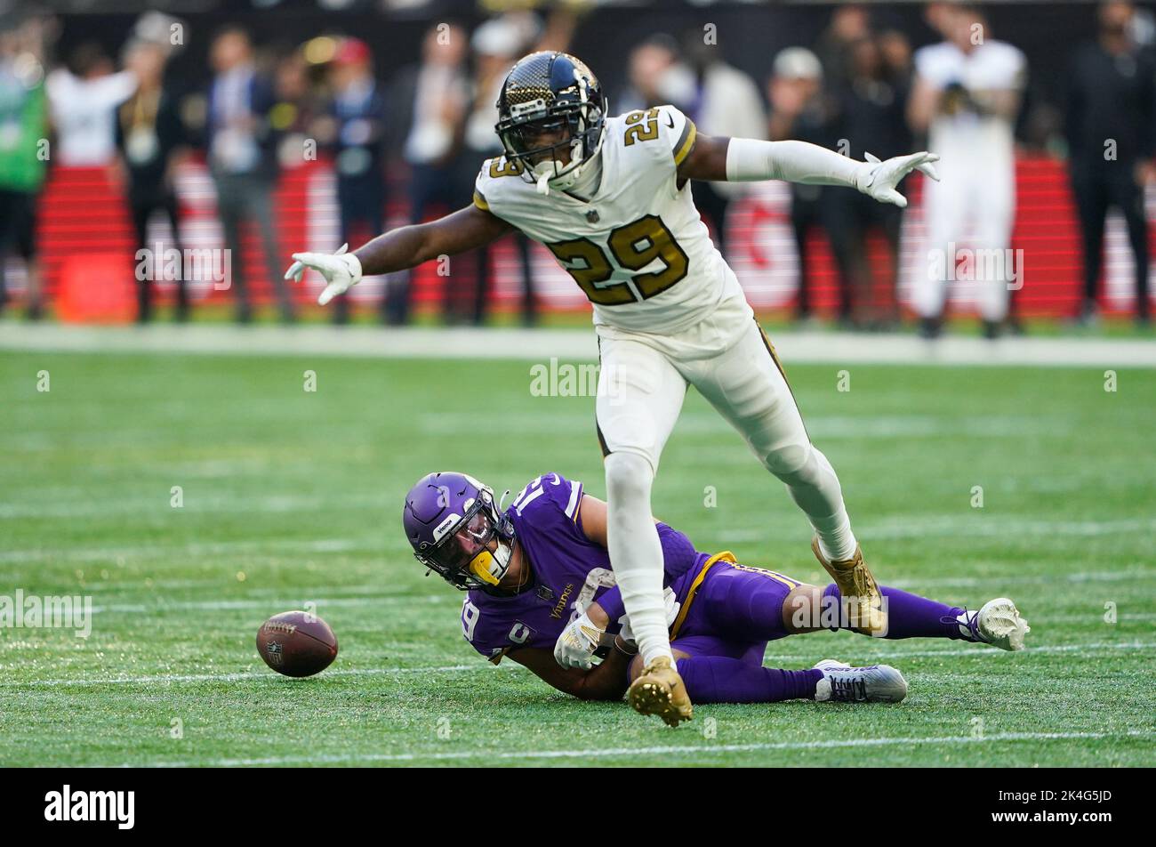 Paulson Adebo (davanti) dei New Orleans Saints e Adam Thielen dei Minnesota Vikings combattono per la palla durante la partita internazionale della NFL allo stadio Tottenham Hotspur di Londra. Data immagine: Domenica 2 ottobre 2022. Foto Stock