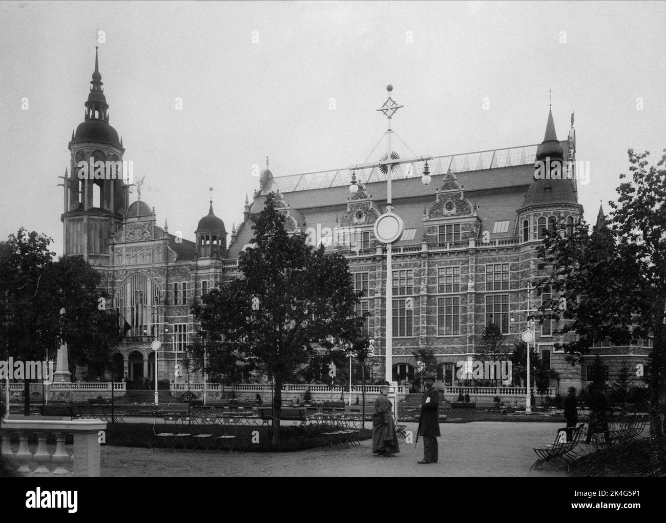 L'edificio del Museo nordico durante la mostra generale d'arte e dell'industria del 1897. La parte centrale e la parte meridionale (con la torre) erano estensioni temporanee. Nordico Foto Stock
