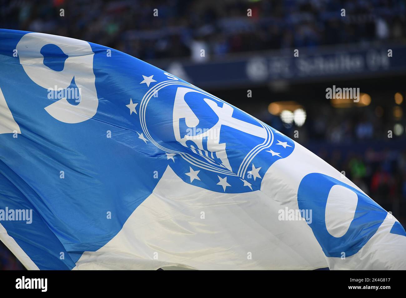 GELSENKIRCHEN, GERMANIA - 2 OTTOBRE 2022: La partita di calcio della Bundesliga FC Schalke 04 contro il FC Augsburg Foto Stock