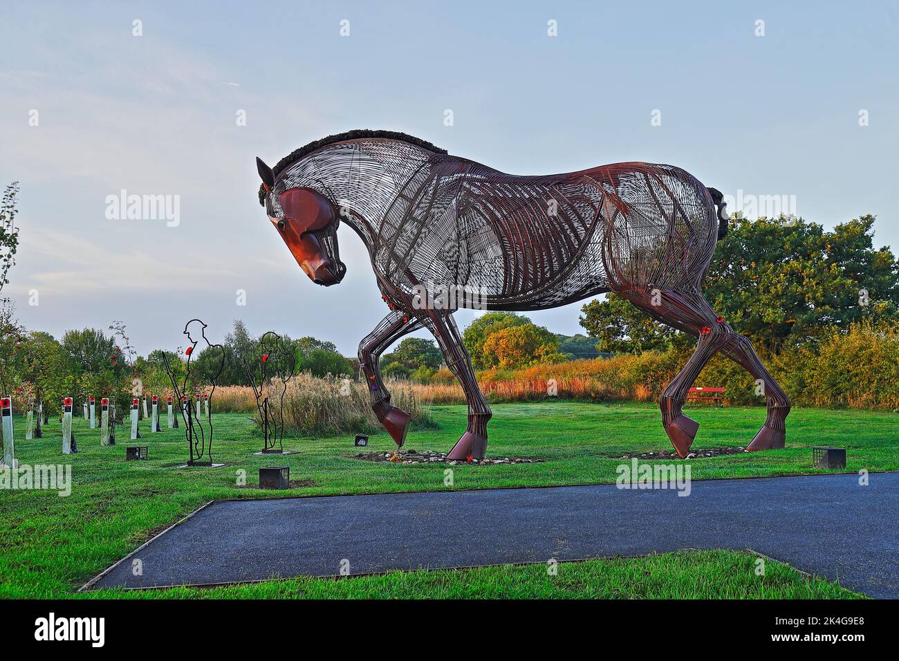 La scultura del cavallo di guerra a Mill Pond Meadow Woodland Memorial a Featherstone, West Yorkshire, Regno Unito Foto Stock