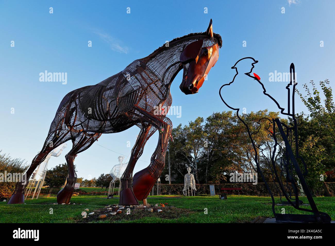 La scultura del cavallo di guerra a Mill Pond Meadow Woodland Memorial a Featherstone, West Yorkshire, Regno Unito Foto Stock