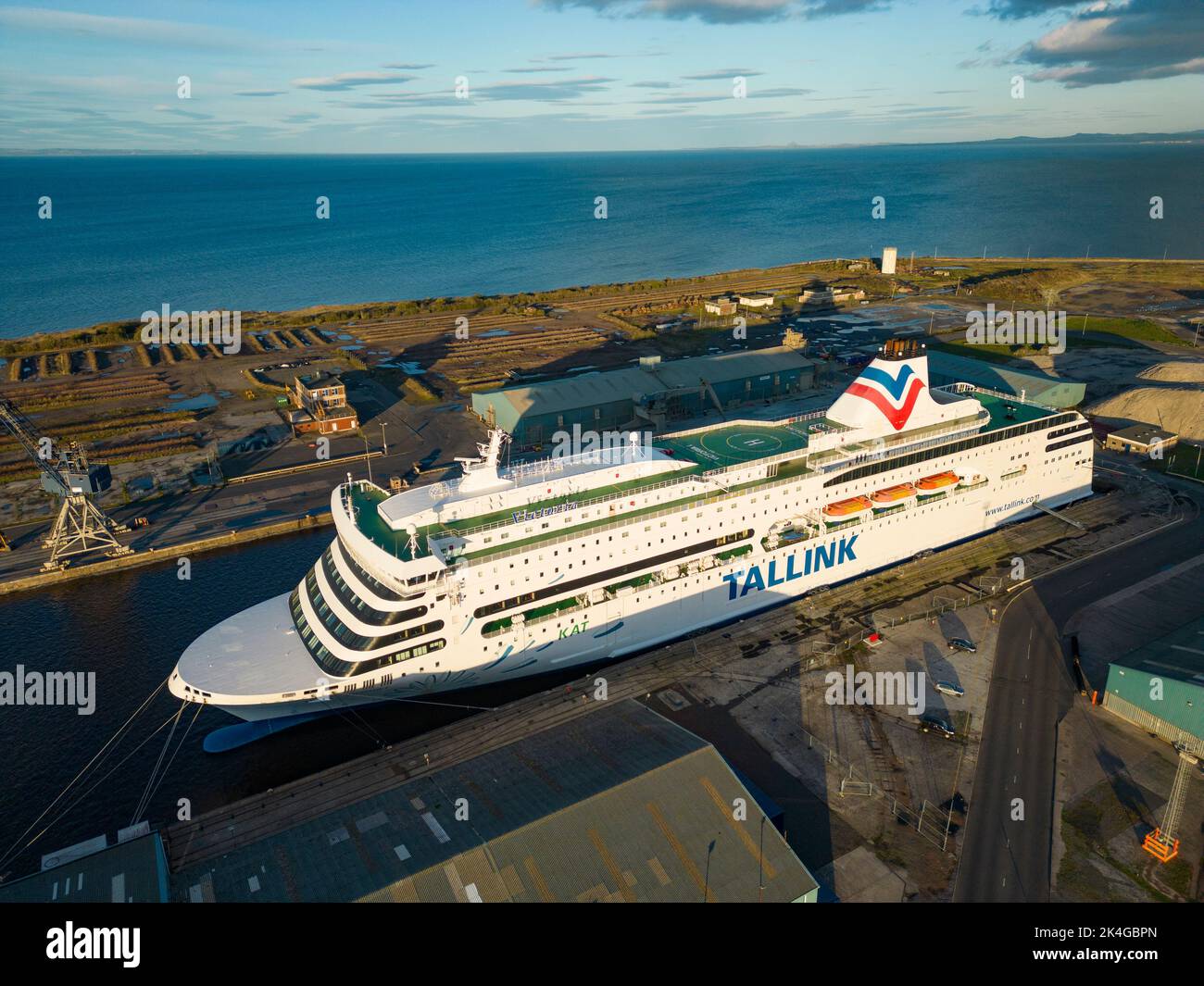 Veduta aerea del traghetto Tallink Victoria ormeggiato al porto di Leith, Edimburgo, Scozia, Regno Unito Foto Stock