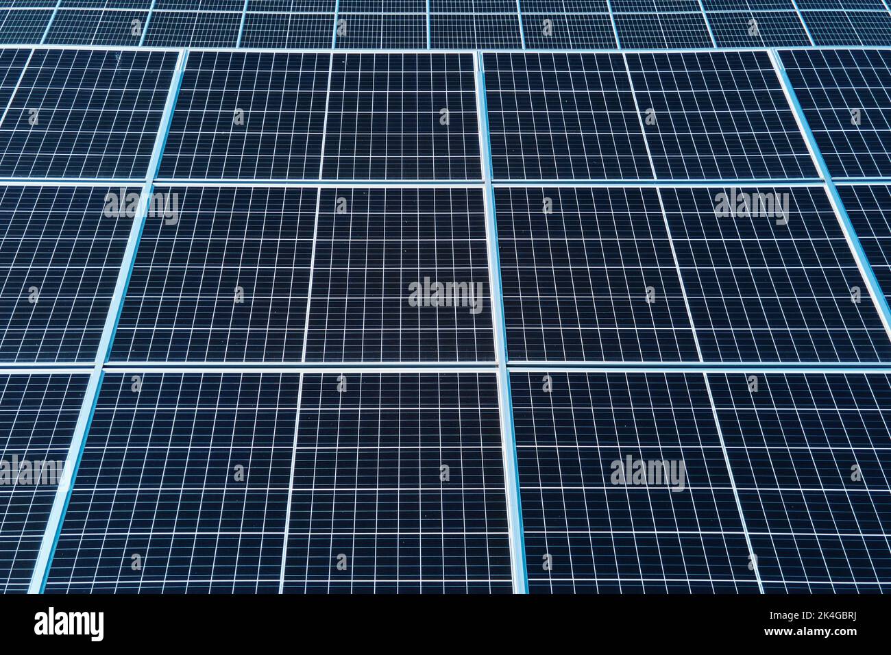 Batteria solare in campo. Pannelli fotovoltaici per la produzione di energia solare. Sviluppo di fonti energetiche alternative sostenibili. Crisi energetica in Europa Foto Stock