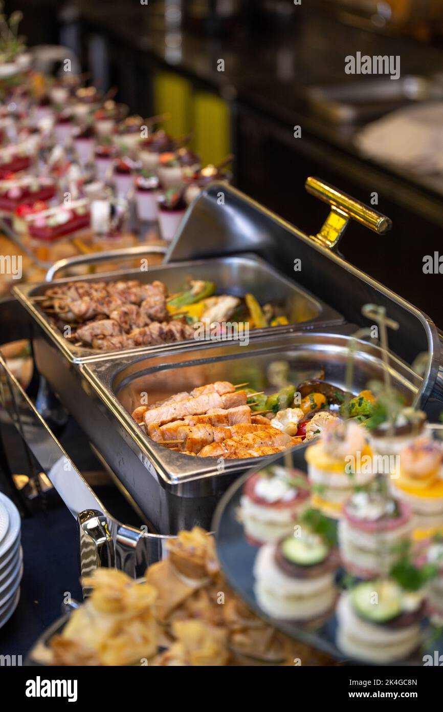 kebab di pollo su un bastone di legno in marmite Foto Stock