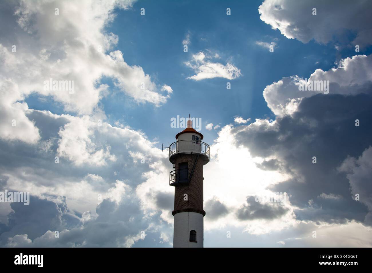 Faro dal 1872, sull'isola di Poel, sul Mar Baltico vicino a Timmendorf Strand, vicino a Wismar, Germania, Europa. Con nuvole e cielo blu. Foto Stock