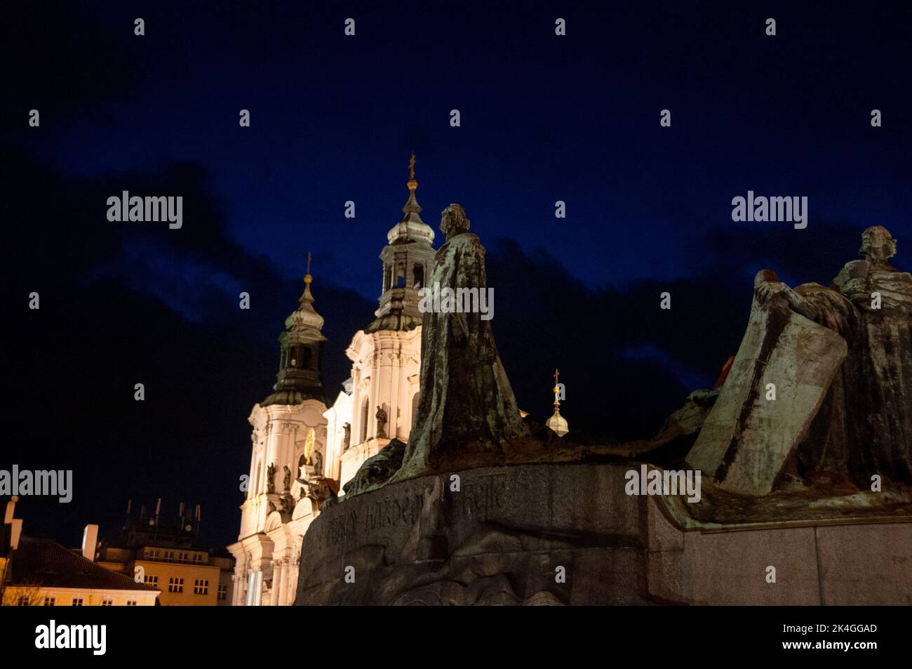 Barocco St Chiesa di Nicola e Memoriale di Jan Hus in Art Nouveau, Piazza della città Vecchia, Praga, Repubblica Ceca. Foto Stock