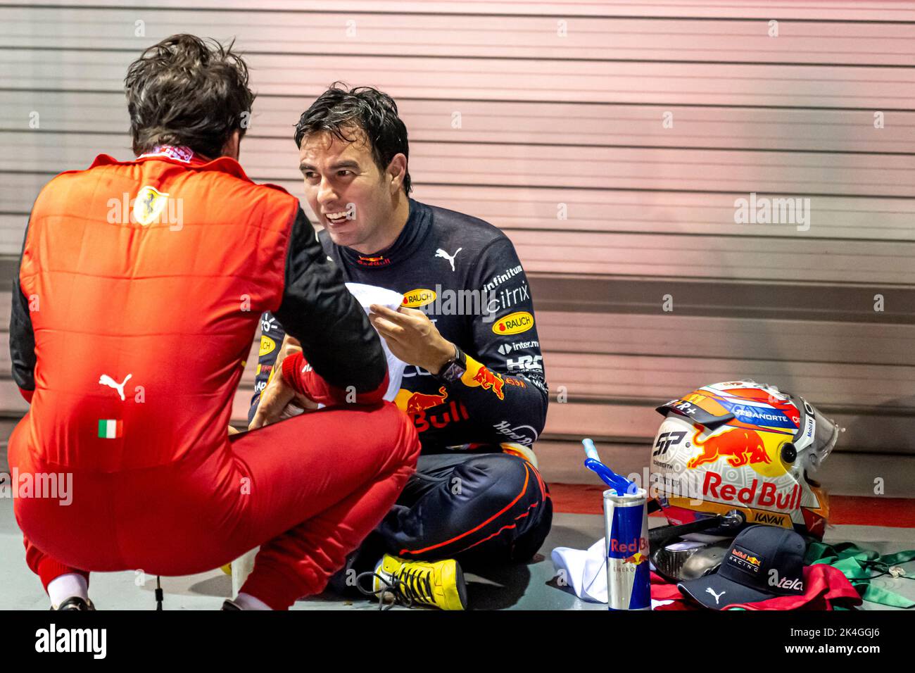 Marina Bay, Singapore, 02nd ottobre 2022, Sergio Perez, messicano, compete per la Red Bull Racing. Giornata di gara, 17° round del campionato di Formula 1 2022. Credit: Michael Potts/Alamy Live News Foto Stock