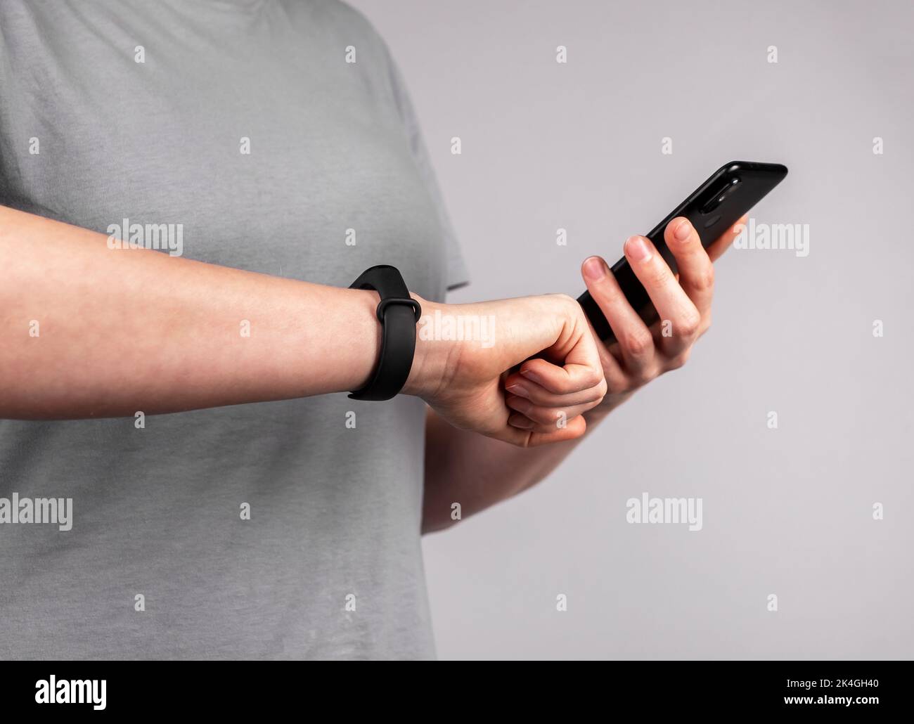 Applicazione per telefono cellulare per braccialetto sportivo e fitness intelligente, sincronizzazione smartwatch. Foto Stock