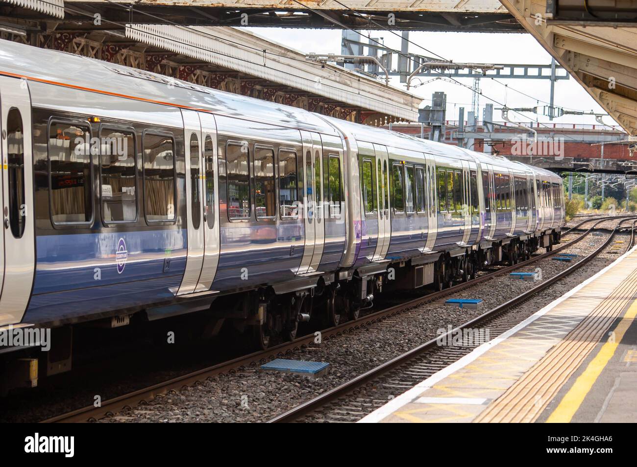 SLOUGH, INGHILTERRA - 11 settembre 2022: Treno Elizabeth Line su una piattaforma alla stazione ferroviaria di Slough Foto Stock