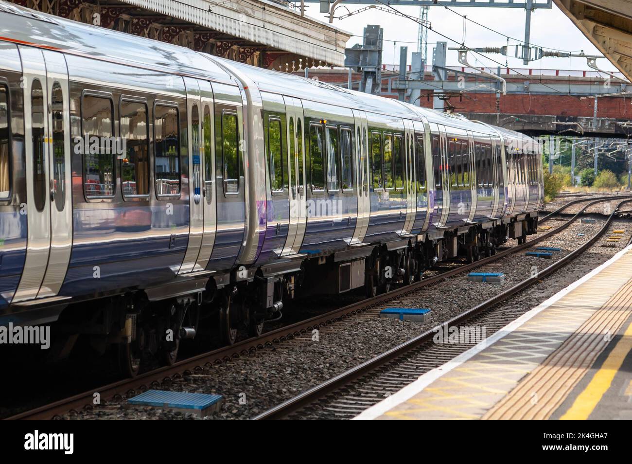 SLOUGH, INGHILTERRA - 11 settembre 2022: Treno Elizabeth Line su una piattaforma alla stazione ferroviaria di Slough Foto Stock