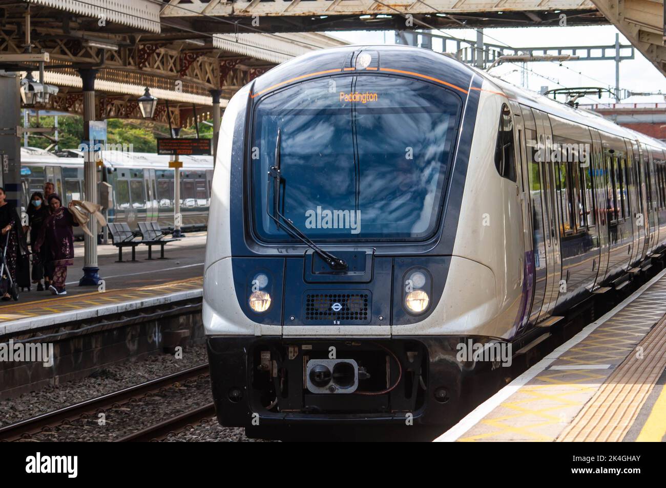 SLOUGH, INGHILTERRA - 11 settembre 2022: Treno Elizabeth Line su una piattaforma alla stazione ferroviaria di Slough Foto Stock