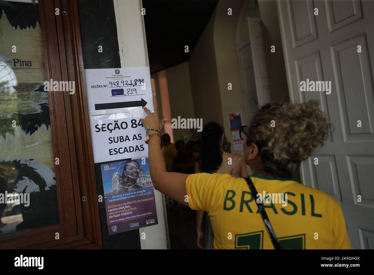 Manaus, Brasile. 02nd Ott 2022. Gli elettori si dirigano ai seggi elettorali di Manaus nel primo turno delle elezioni del 2022. In un'atmosfera calda e in un'estrema divisione sociale, milioni di brasiliani hanno eletto un nuovo presidente. Credit: Lucas Silva/dpa/Alamy Live News Foto Stock