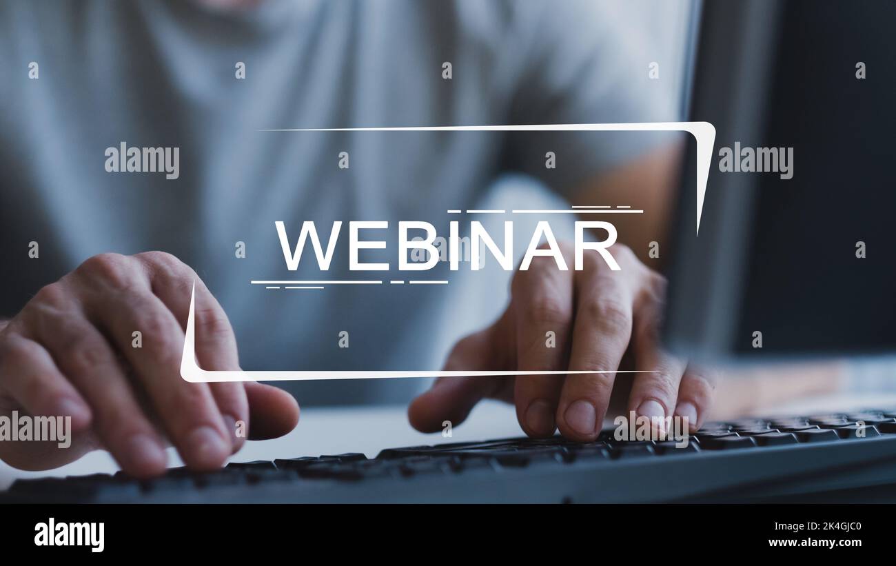 Webinar di marketing. Apprendimento digitale. Esercitazione di lavoro da casa. Formazione a distanza. Uomo irriconoscibile che guarda video coaching sulle mani del computer typin Foto Stock