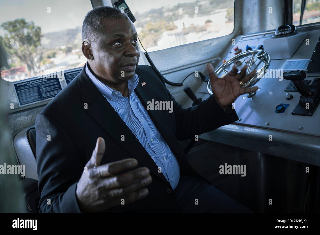 San Diego, Stati Uniti d'America. 28 Settembre 2022. Il Segretario della Difesa degli Stati Uniti Lloyd J. Austin III, fa un tour della casa pilota di un cacciatore di mare di veicoli di superficie senza equipaggio durante una visita alla stazione navale di Point Loma, 28 settembre 2022 a San Diego, California. Credit: Chad J. McNeeley/DOD/Alamy Live News Foto Stock