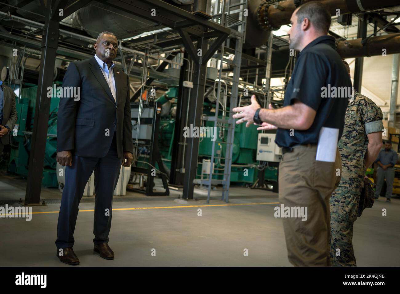 San Diego, Stati Uniti d'America. 28 Settembre 2022. Il Segretario della Difesa degli Stati Uniti Lloyd J. Austin III, viene informato sull'impianto di assicurazione dell'energia del corpo dei Marine durante una visita alla Stazione aerea del corpo dei Marine Miramar, 28 settembre 2022 a San Diego, California. La struttura è una microgriglia rinnovabile solfo-sufficiente che produce tutta l'energia per la base militare. Credit: Chad J. McNeeley/DOD/Alamy Live News Foto Stock