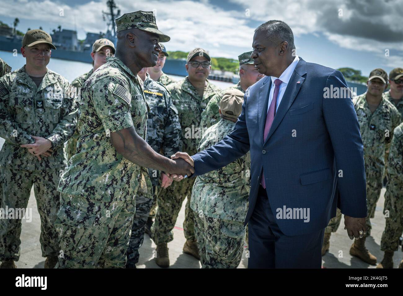 Honolulu, Stati Uniti d'America. 01st Ott 2022. Honolulu, Stati Uniti d'America. 01 ottobre 2022. Il Segretario della Difesa degli Stati Uniti Lloyd J. Austin III saluta i membri del servizio degli Stati Uniti e dell'Australia durante una visita alla Naval Station Pearl Harbor, 1 ottobre 2022 a Honolulu, Hawaii. Credit: Chad J. McNeeley/DOD/Alamy Live News Foto Stock