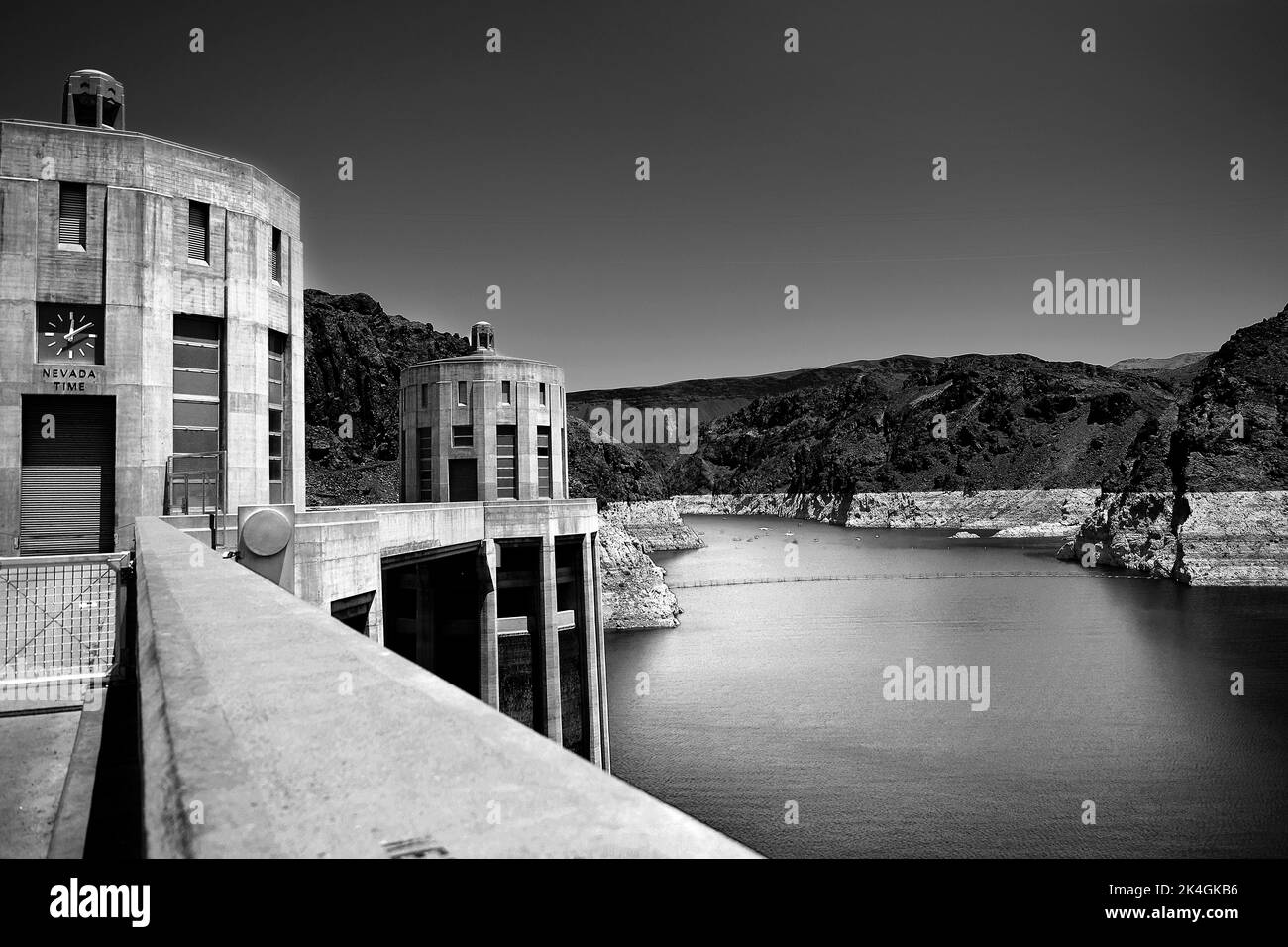 Una scala di grigi di edifici vicino al fiume Foto Stock