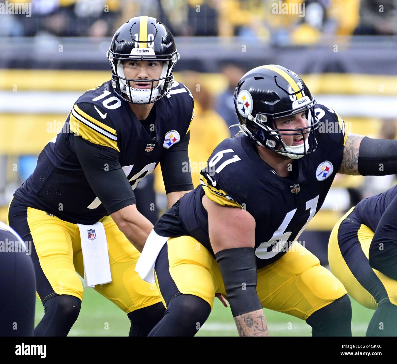 Pittsburgh, Stati Uniti. 02nd Ott 2022. Pittsburgh Steelers Quarterback Mitch Trubisky (10) passi dietro Pittsburgh Steelers Center Mason Cole (61) durante il primo trimestre contro i New York Jets allo stadio di ascrisure Domenica, 2 ottobre 2022 a Pittsburgh Foto di Archie Carpenter/UPI Credit: UPI/Alamy Live News Foto Stock