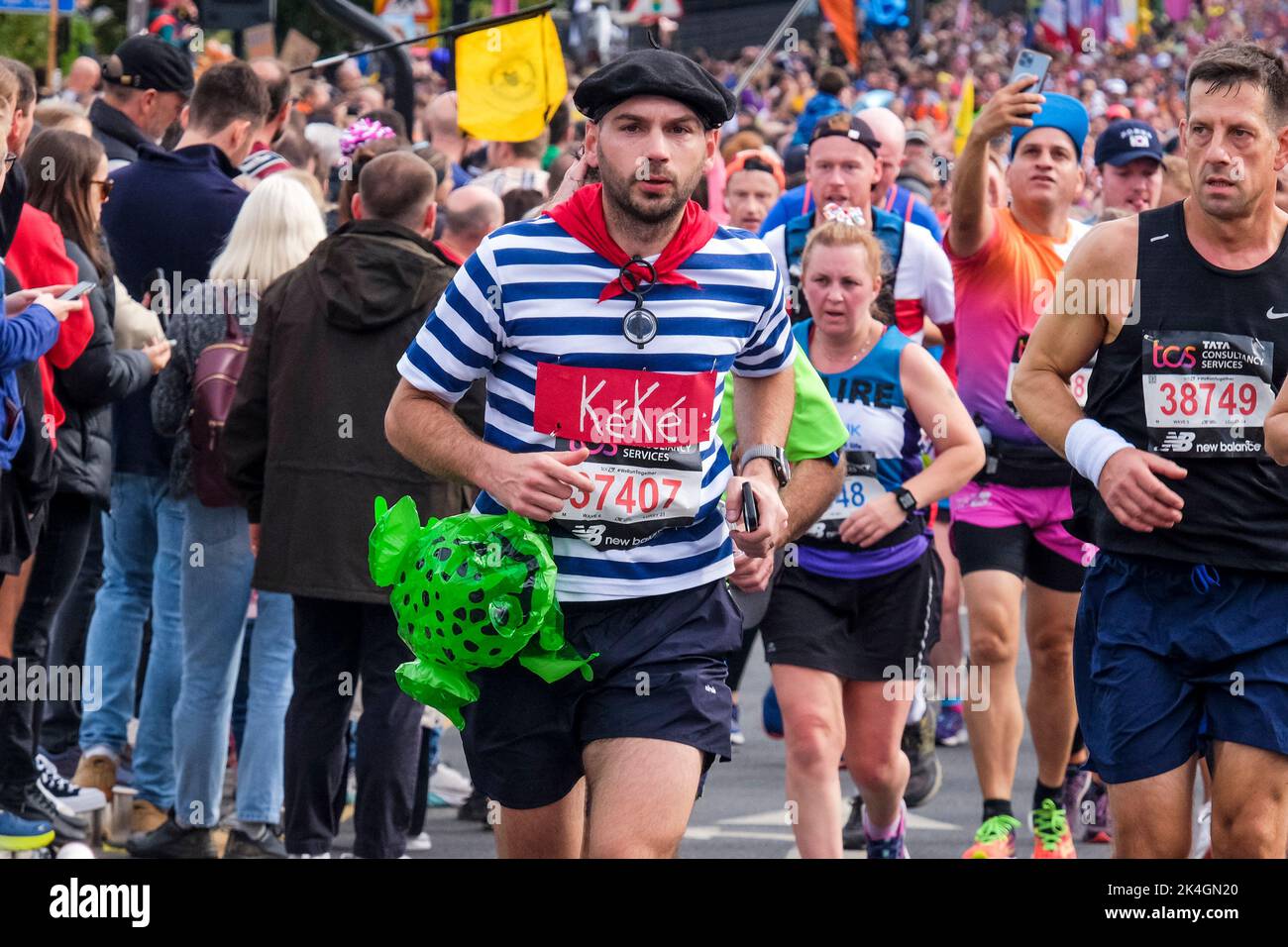 Londra UK, 2nd ottobre 2022. Più di 40.000 partecipanti scendono per le strade della capitale per la Maratona di Londra del 42nd. L'evento, che attrae i corridori d'élite e gli atleti in sedia a rotelle, solleva milioni di sterline per beneficenza grazie alla partecipazione dei corridori di club e fitness insieme a quelli che vogliono affrontare la sfida di 26 miglia. Runner che indossa abiti tradizionali francesi di berretto e camicia a righe. Foto Stock