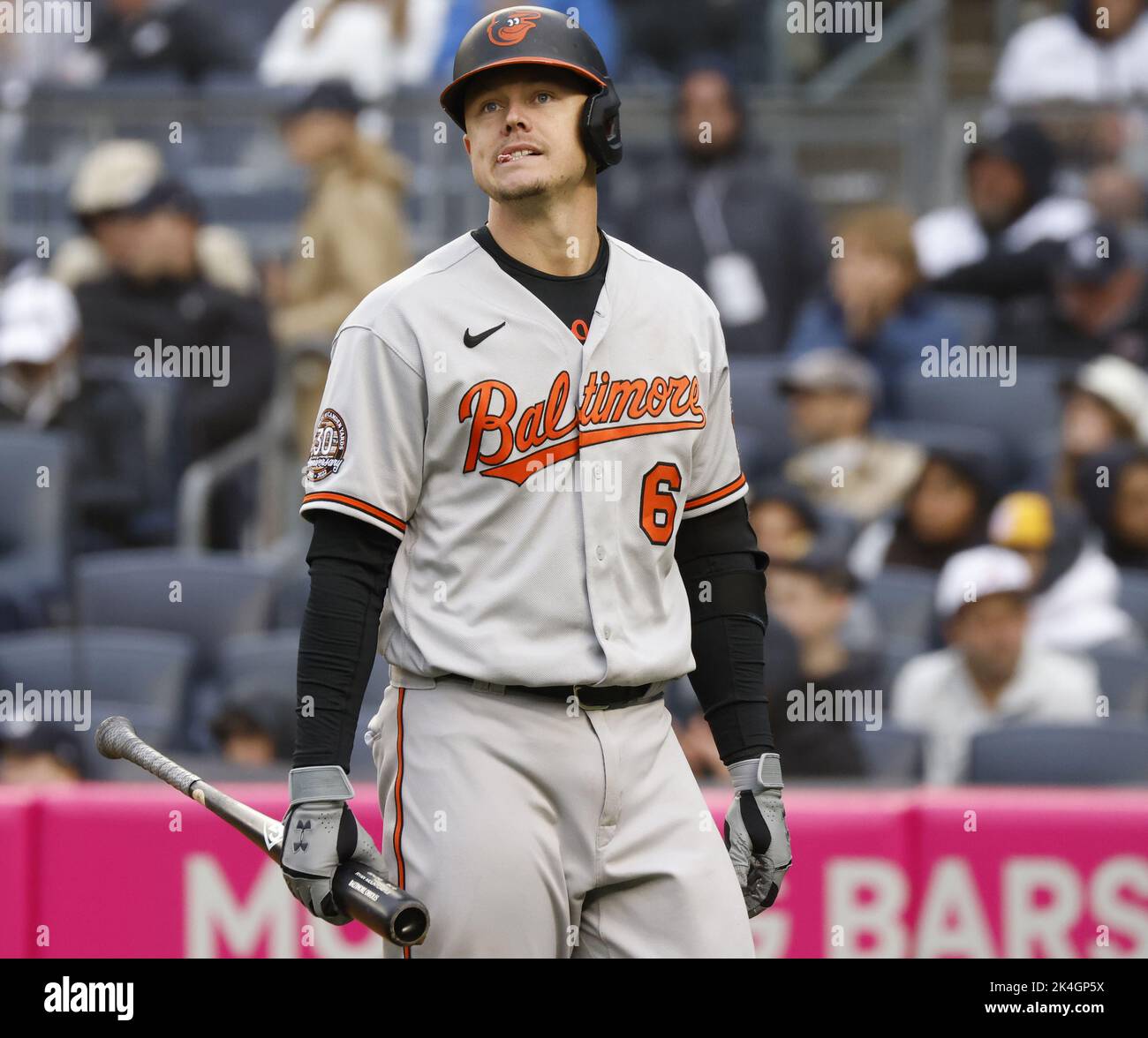 New York City, Stati Uniti. 02nd Ott 2022. Baltimore Orioles Ryan Mountcastle reagisce dopo essere stato chiamato in scioperi con le basi caricate nel settimo inning contro i New York Yankees allo Yankee Stadium di New York City Domenica, 2 ottobre 2022. Foto di John Angelillo/UPI Credit: UPI/Alamy Live News Foto Stock