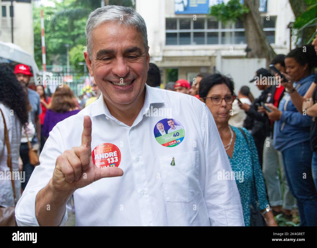 Rio de Janeiro, Rio de Janeiro, Brasile. 2nd Ott 2022. Rio de Janeiro (RJ), 02/10/2022 - ELEICOES/MARCELO FREIXO/RJ - o candidato do PSB ao governo do Rio de janeiro, Marcelo Freixo, votou ao lado de apoiadores politicos na casa de Comercio (Fecomercio/Sesc Rio/Senac Rio), no bairro do flamingo, zona da fluminha na sul capitale, flumino e na sul 2 de setembro de 2022, dia de eleicoes gerais no Brasil. (Foto: Erica Martin/TheNews2/Zumapress) (Credit Image: © Erica Martin/TheNEWS2 via ZUMA Press Wire) Credit: ZUMA Press, Inc./Alamy Live News Foto Stock