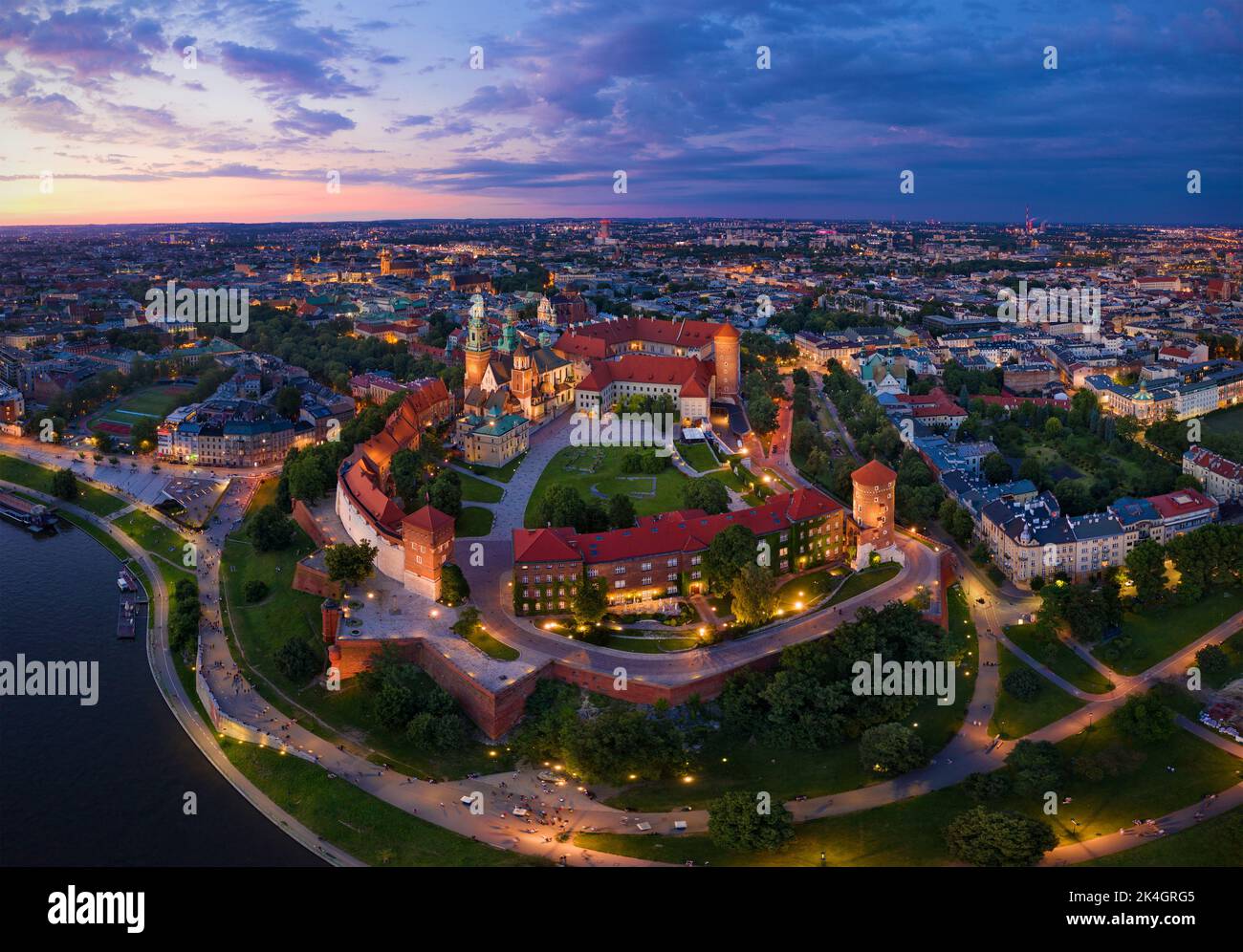 Polonia, Cracovia - Vista notturna del complesso di Wawel il castello di Wawel e il fiume Vistola Foto Stock