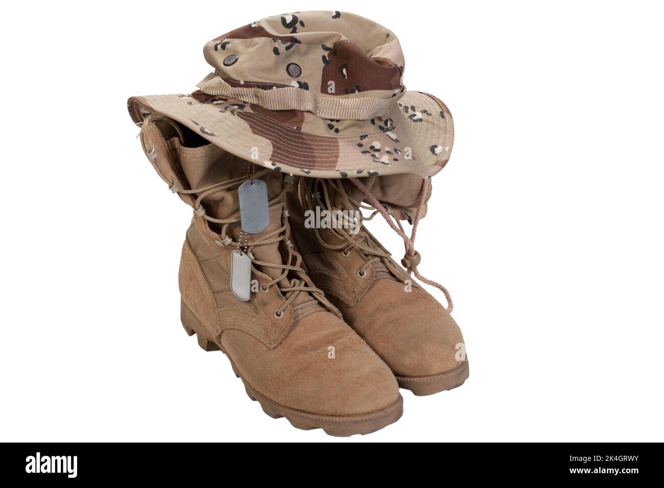 US Army Combat Boots modello deserto con cappello boonie e cane tag isolati su sfondo bianco Foto Stock