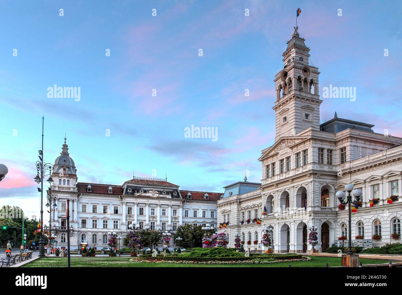 Il Palazzo amministrativo di Arad (lato destro), che ospita sia il municipio che la prefettura della contea di Arad, risale al 1877 ed è stato costruito in fiammingo Foto Stock