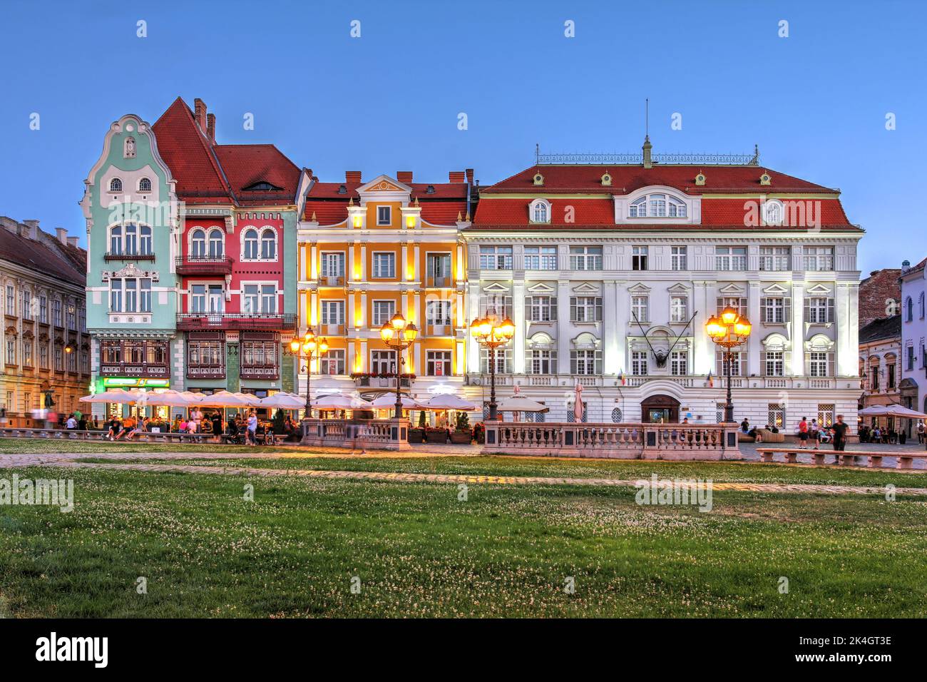 Bella fila di case a Piata Unirii (Union Square), Timisoara, Romania durante una serata estiva. Da sinistra a destra: Casa Brück (in art nouveau st Foto Stock