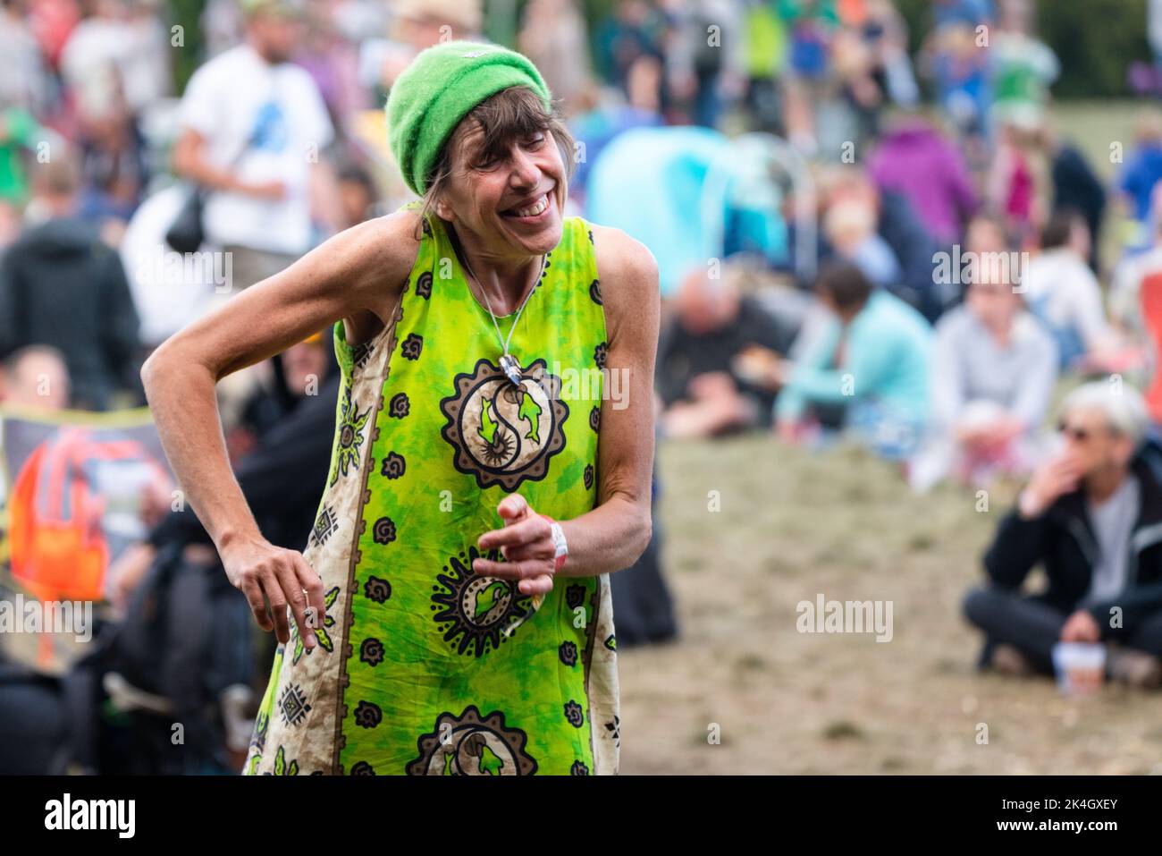 OLD RAVER, LA REGINA DEL BALLO: Una vecchia donna che si esibisce in favolosi passi di danza al Green Man Festival 2019, festival musicale in Galles, Regno Unito. Foto: Rob Watkins Foto Stock