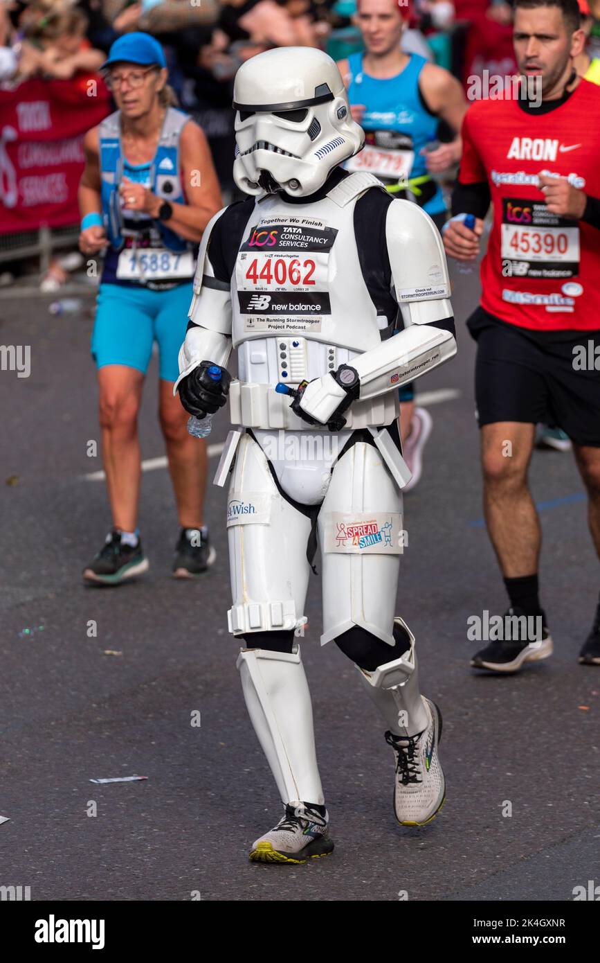 Jeremy Allinson che corre nella TCS London Marathon 2022, sulla Tower Hill Road, City of London, UK, indossando un costume Star Wars Stormtrooper Foto Stock